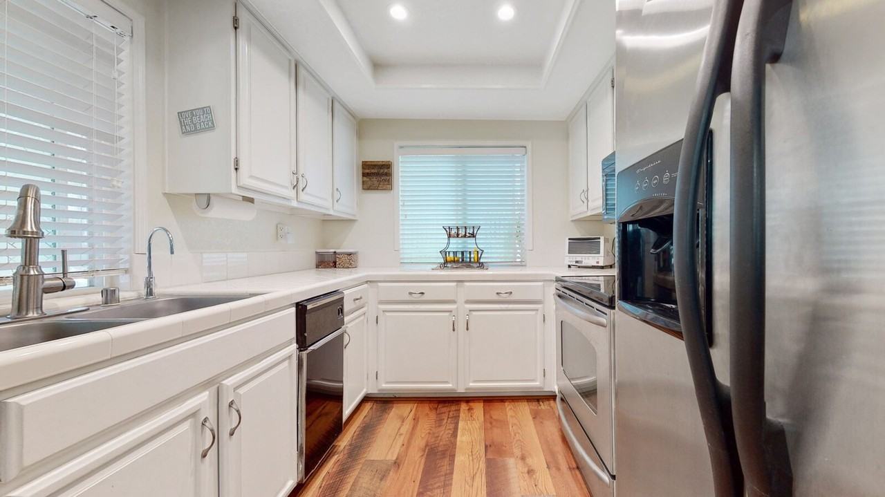 729 Portwalk Pl - Photo 4 of 20