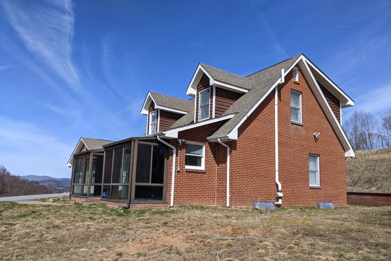 5990 Idlewild Rd - Photo 3 of 50