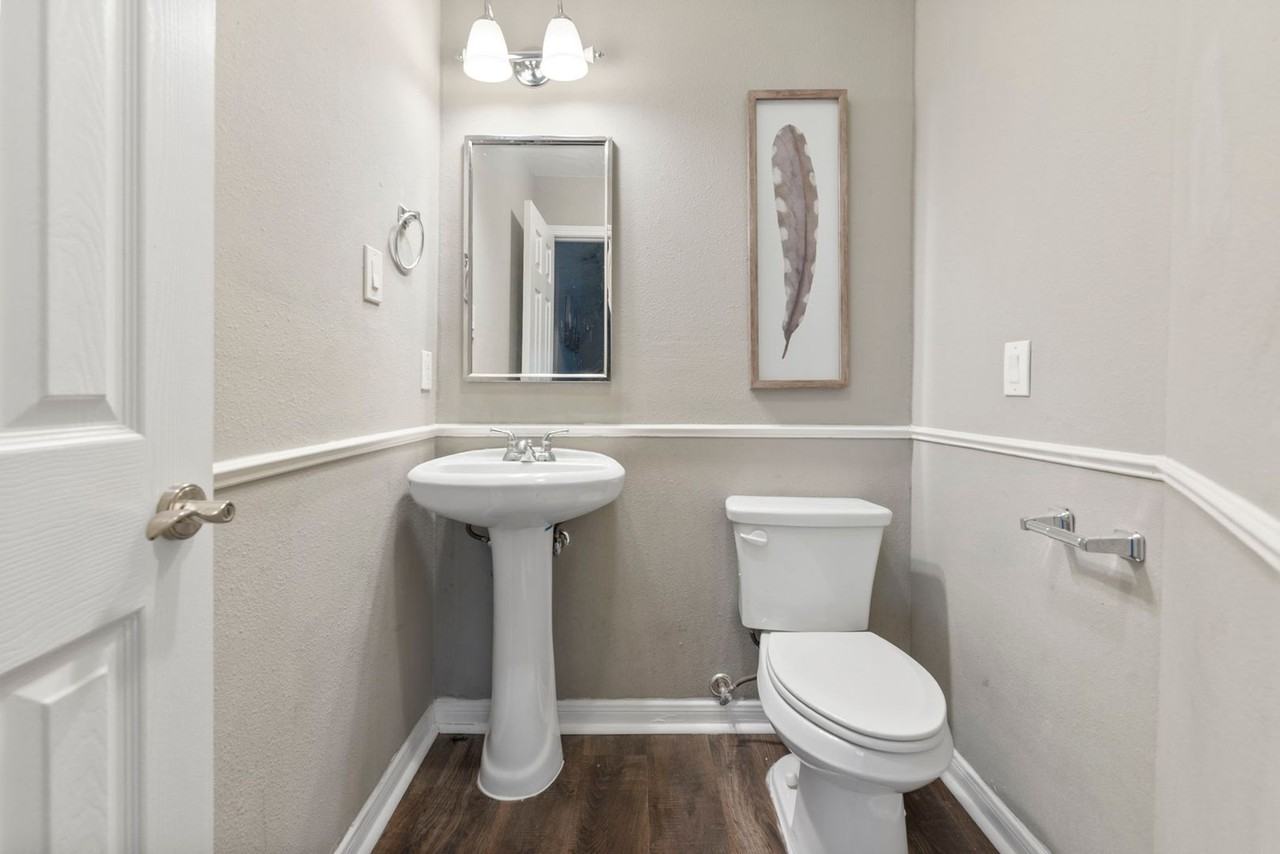 1301 James St - Photo 6 of 38