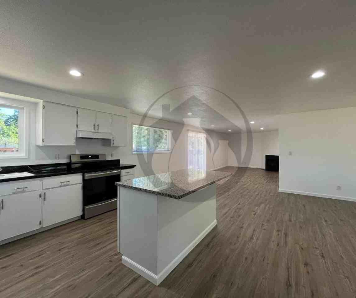 1795 Rialto Ave S - Photo 2 of 11
