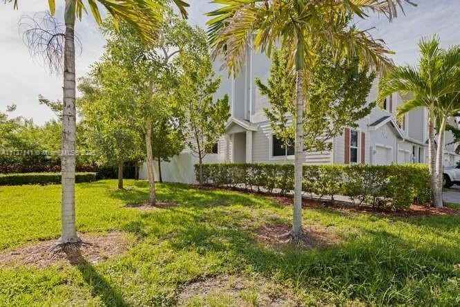 1755 SE 9th Ter - Photo 3 of 22