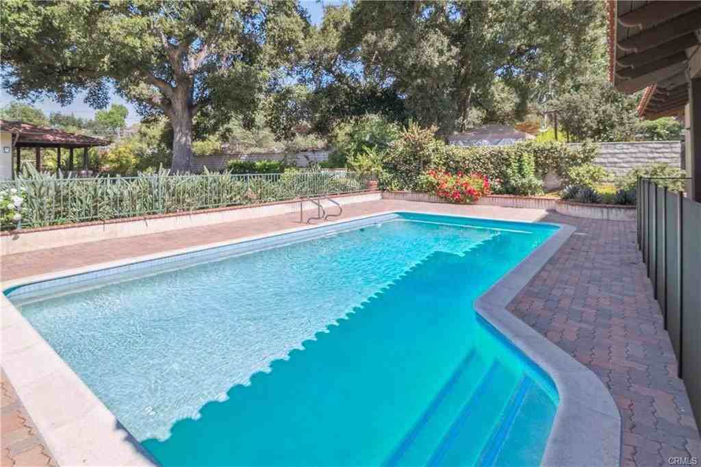 4359 Fairlawn Dr - Photo 2 of 8