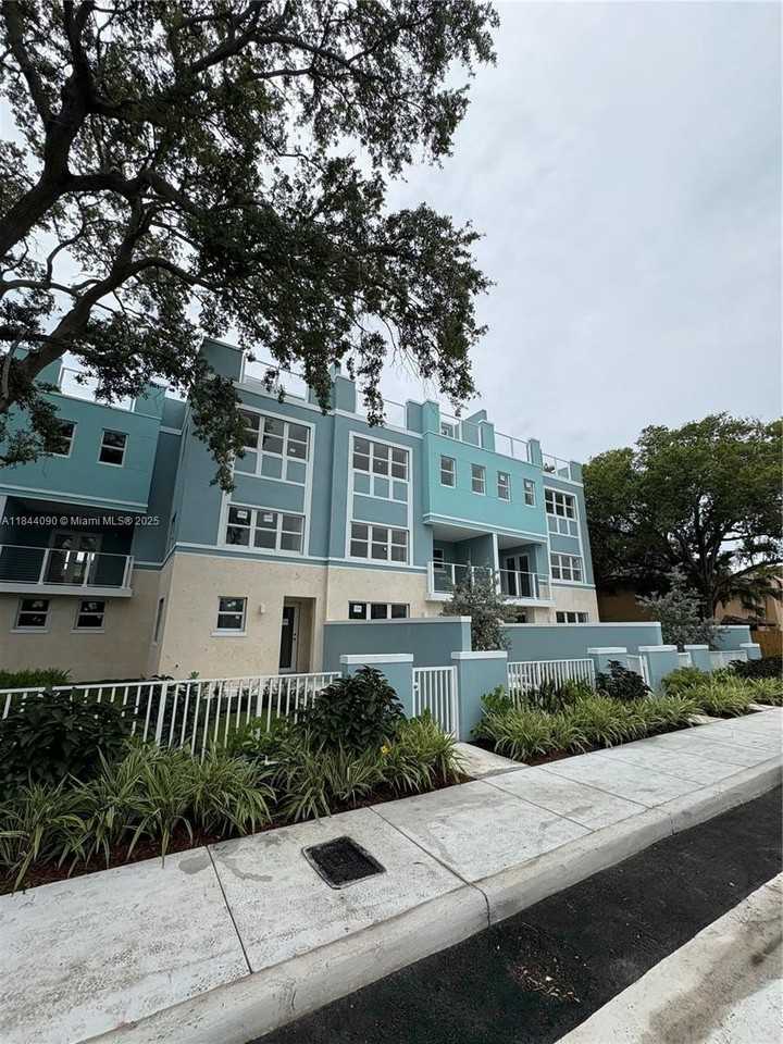 824 Se 12th Ct #1 - Photo 3 of 21