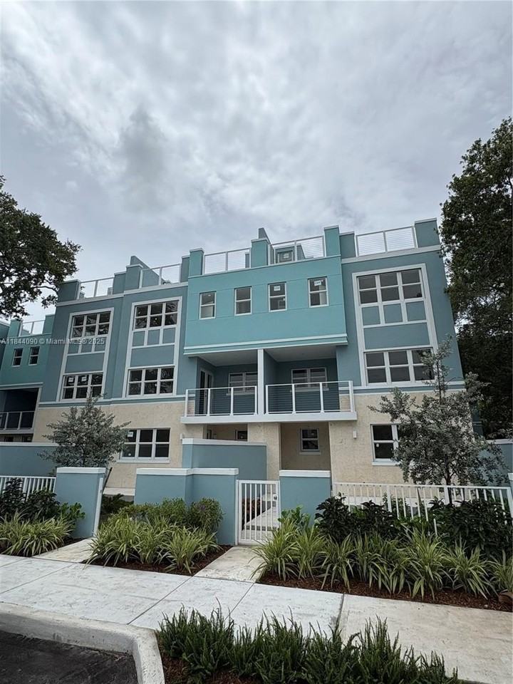 824 Se 12th Ct #1 - Photo 4 of 21