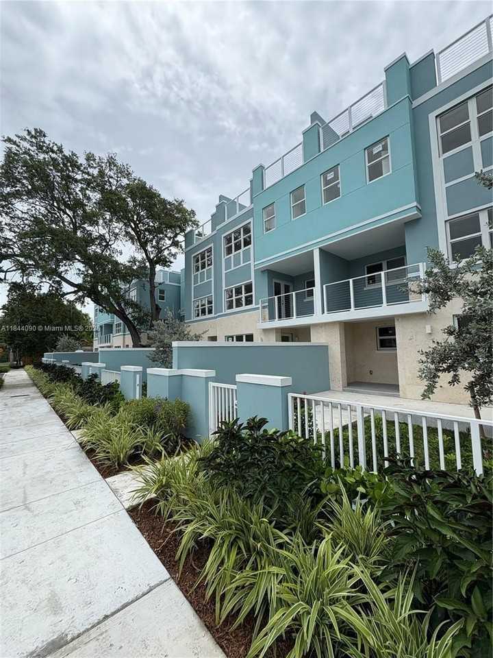 824 Se 12th Ct #1 - Photo 5 of 21