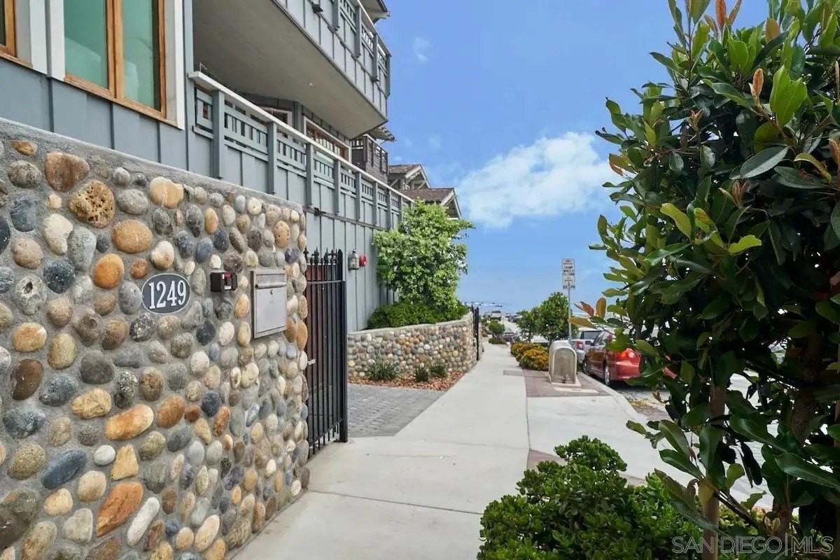 1249 Coast Blvd - Photo 4 of 29