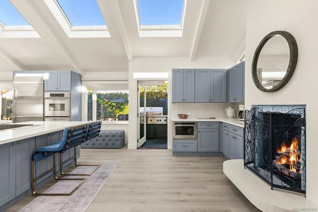 1835 Spindrift Dr - Photo 5 of 50