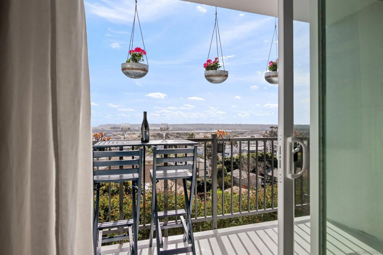 1841 Linwood St - Photo 2 of 24