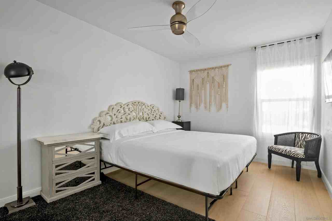 1841 Linwood St - Photo 4 of 24