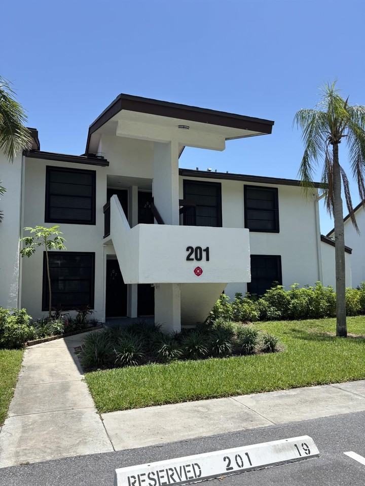 201 Lake Pointe Dr - Photo 3 of 17