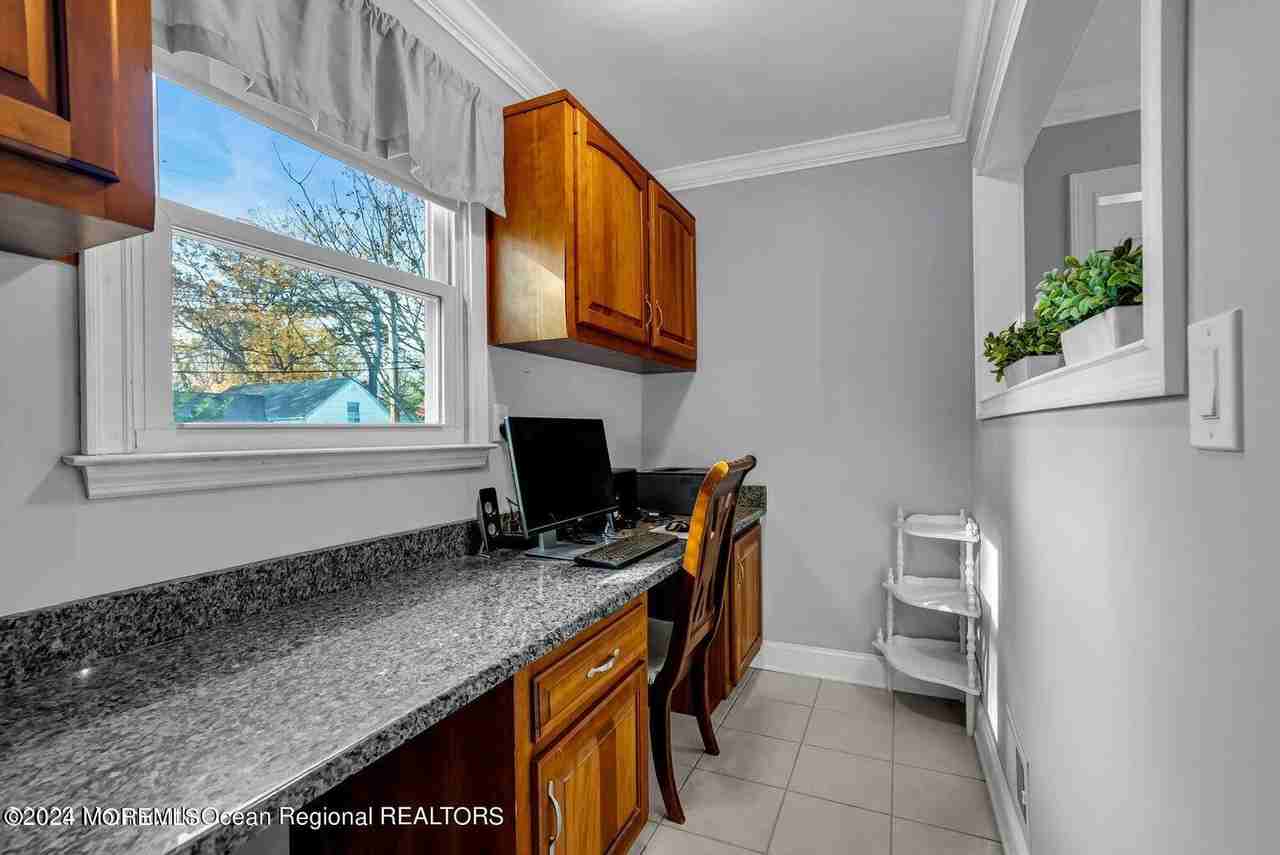 608 Blanchard Pkwy - Photo 6 of 21