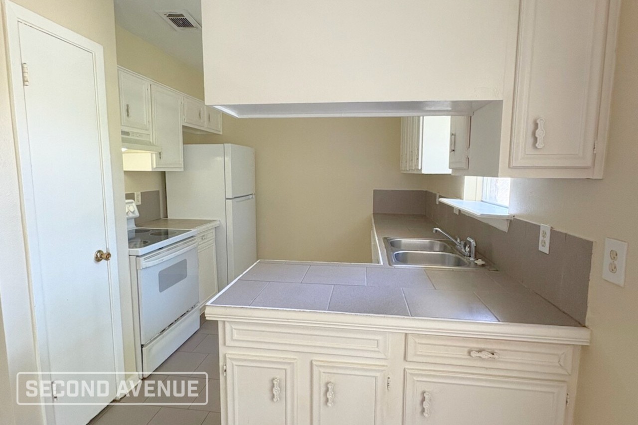 10006 Valley Park Dr - Photo 3 of 12