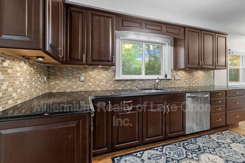 31671 Nixon St - Photo 2 of 28