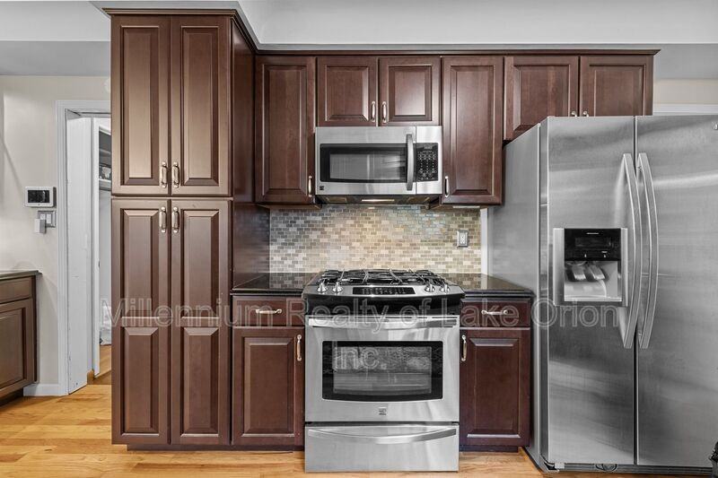 31671 Nixon St - Photo 3 of 28