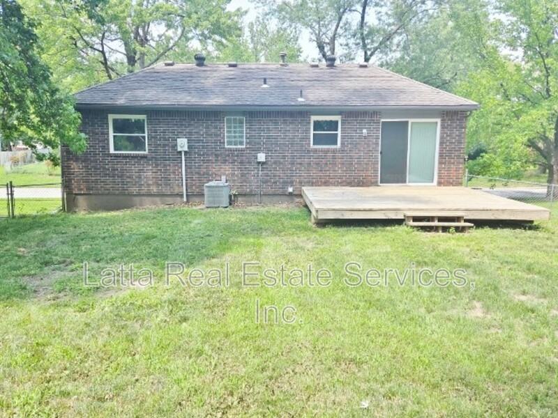 904 Nw Canterbury Rd - Photo 2 of 13