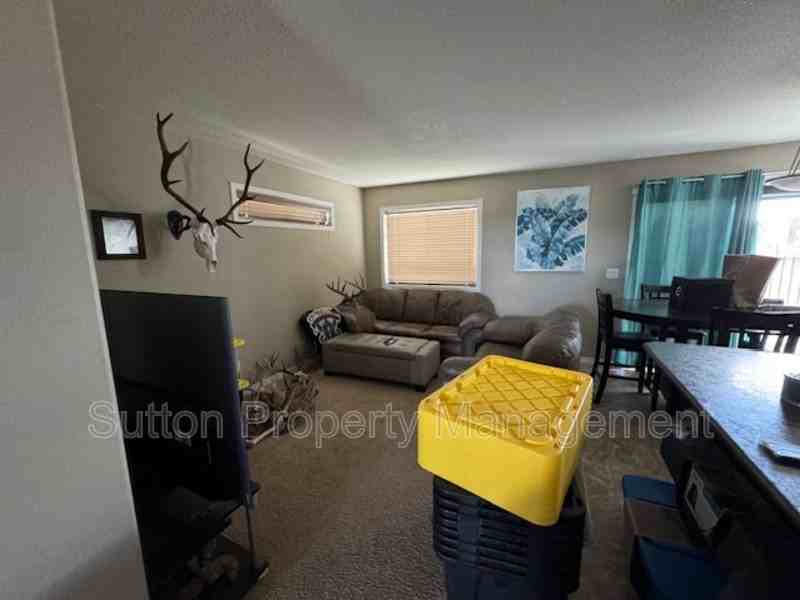 9302 91a St - Photo 2 of 13