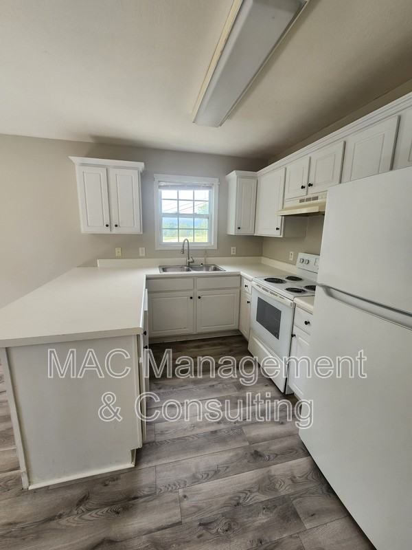 1572 Shipley Rd #B - Photo 3 of 14