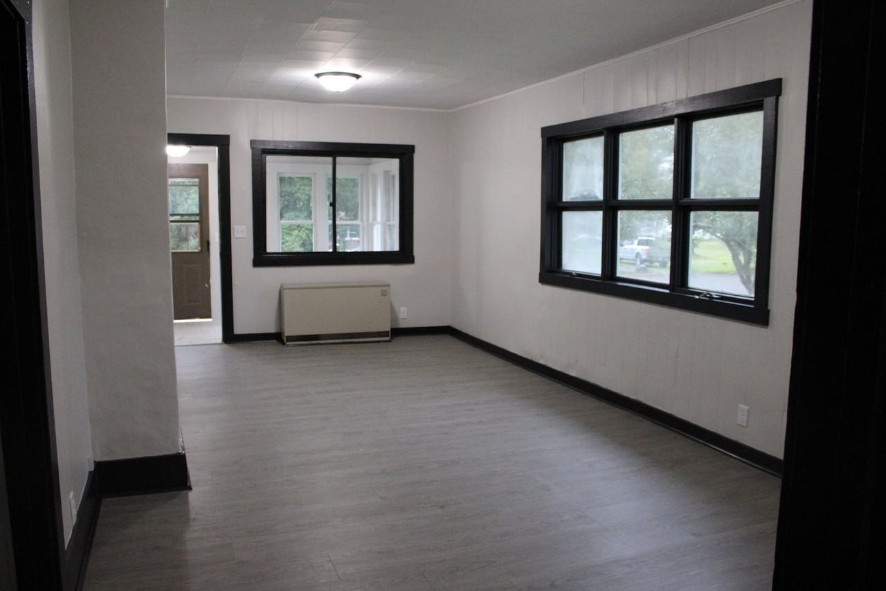 218 Sabin Ave W - Photo 2 of 10