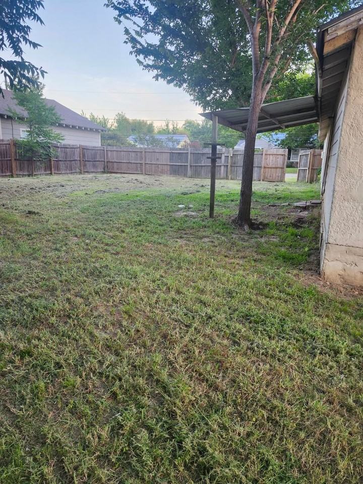 209 Park St W - Photo 2 of 12