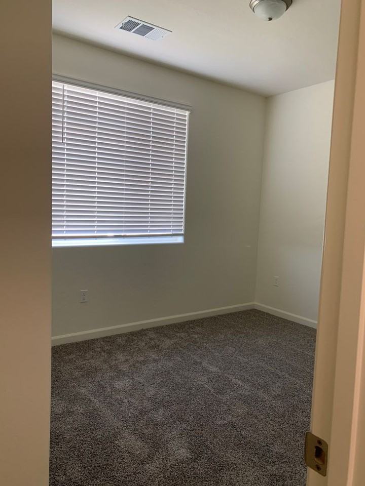 1353 W Kenny Thompson Ct - Photo 5 of 12