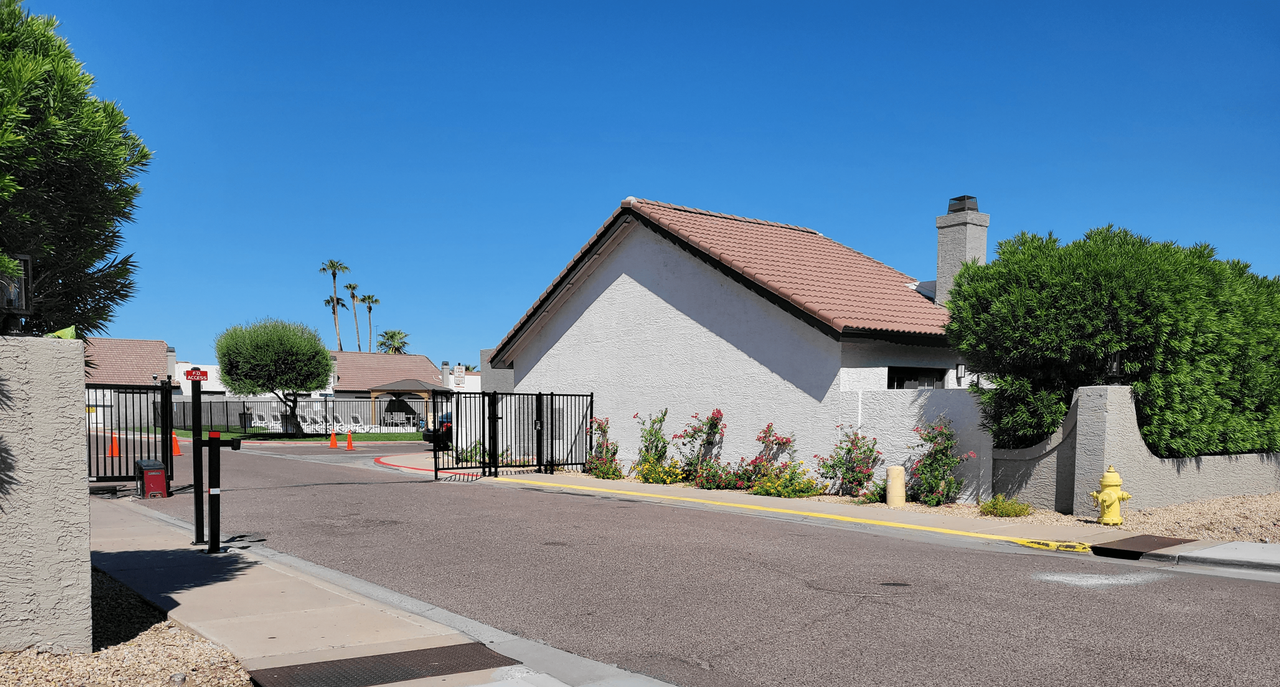 3045 N 24th Dr - Photo 4 of 16