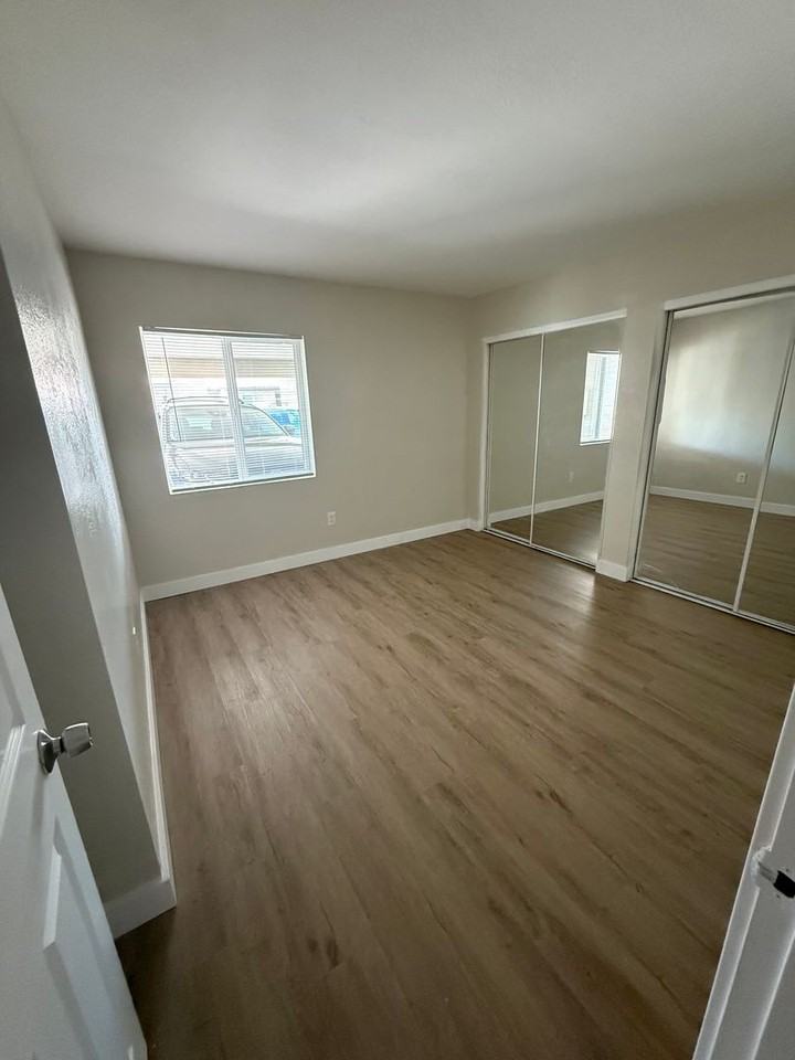 3045 N 24th Dr - Photo 5 of 16