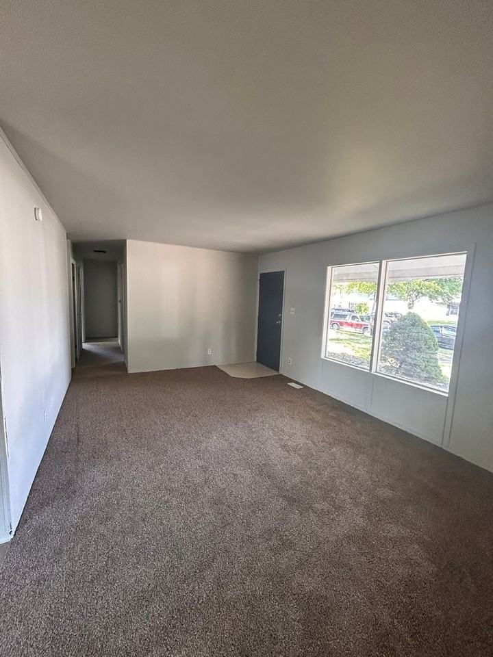 6220 Chatham Dr - Photo 2 of 7