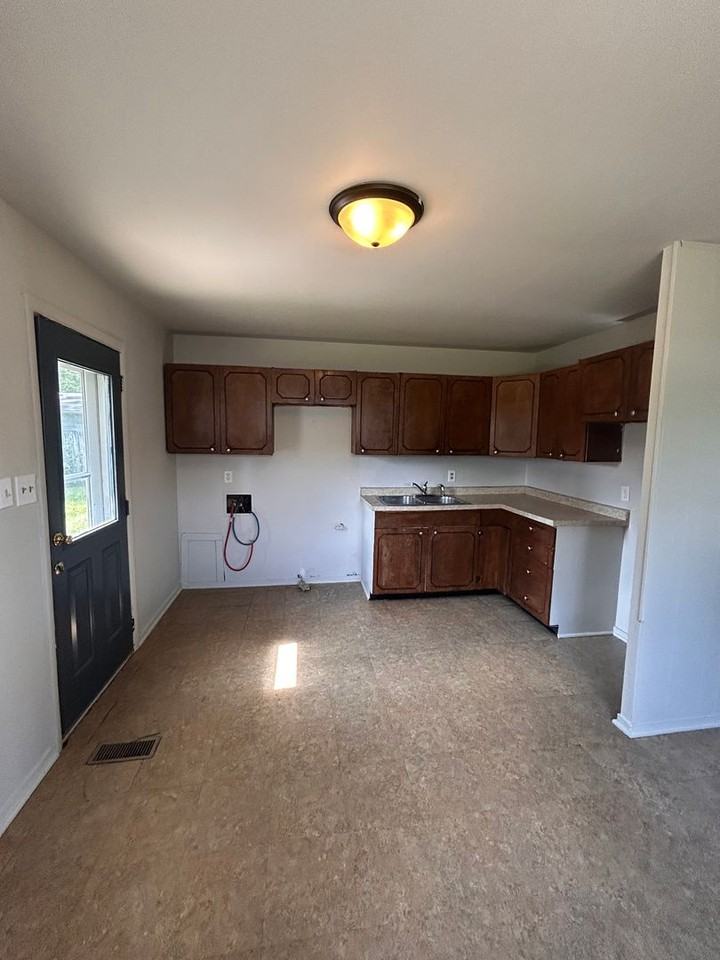 6220 Chatham Dr - Photo 3 of 7