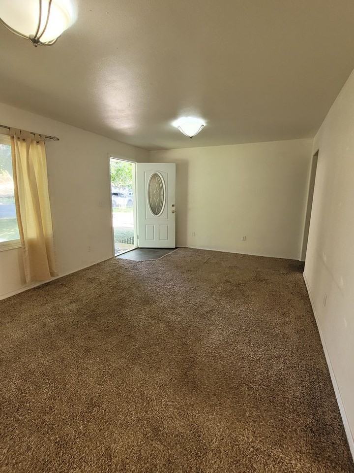 136 G St Sw - Photo 2 of 21