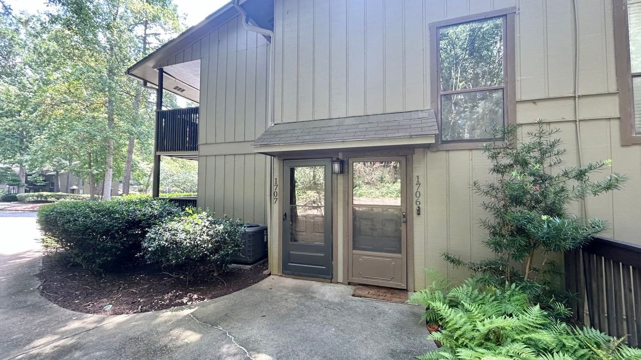 1707 Cumberland Ct Se - Photo 2 of 15