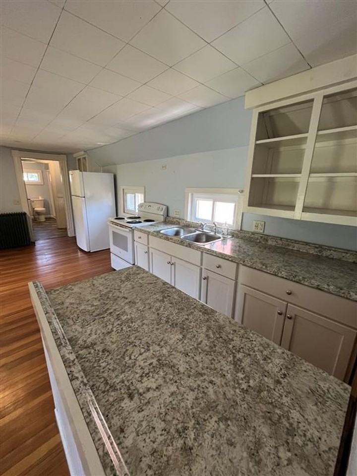 21 Reynolds Ln - Photo 2 of 12