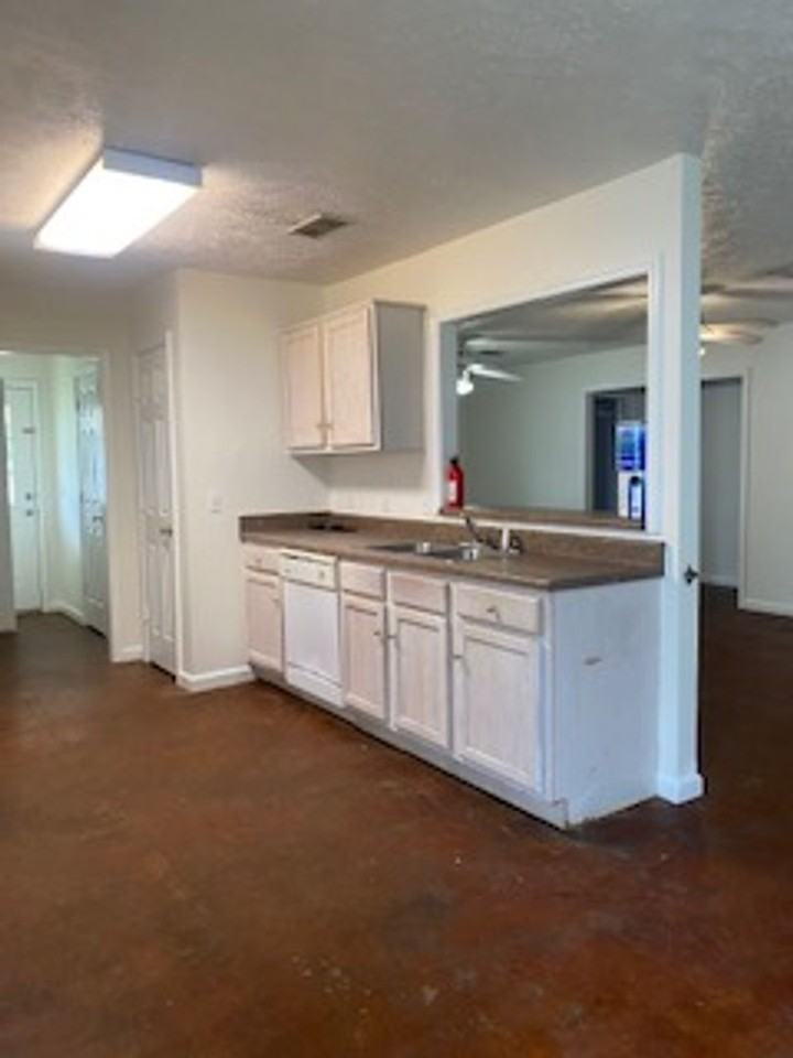 121 Tomlinson Dr - Photo 2 of 11