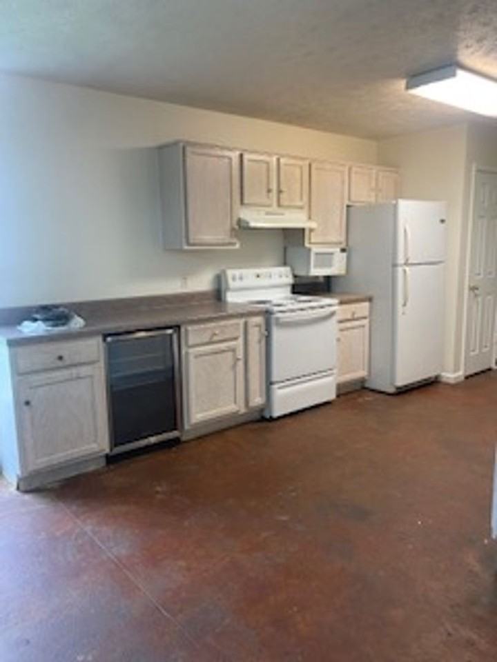 121 Tomlinson Dr - Photo 3 of 11