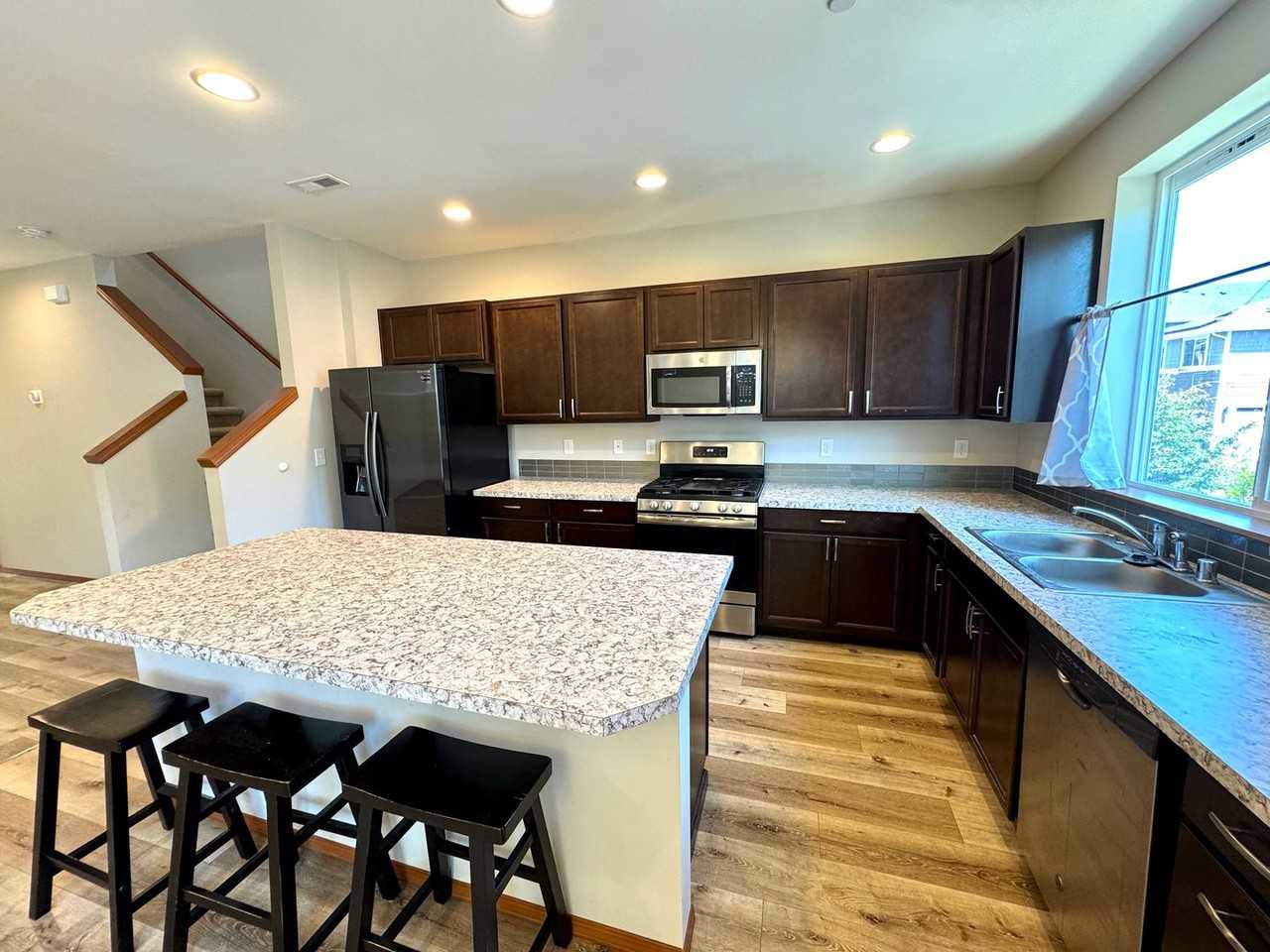 2533 Filbert Ave - Photo 3 of 26