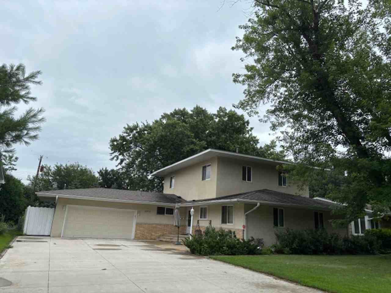 2235 Quebec Ave S - Photo 2 of 15