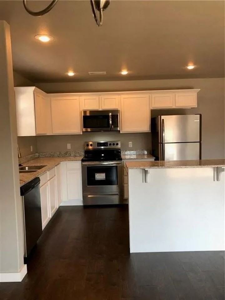 2802 W Blackstone Xing - Photo 2 of 13