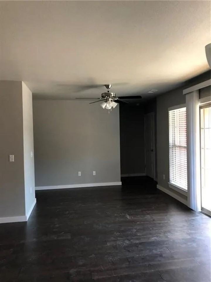 2802 W Blackstone Xing - Photo 3 of 13