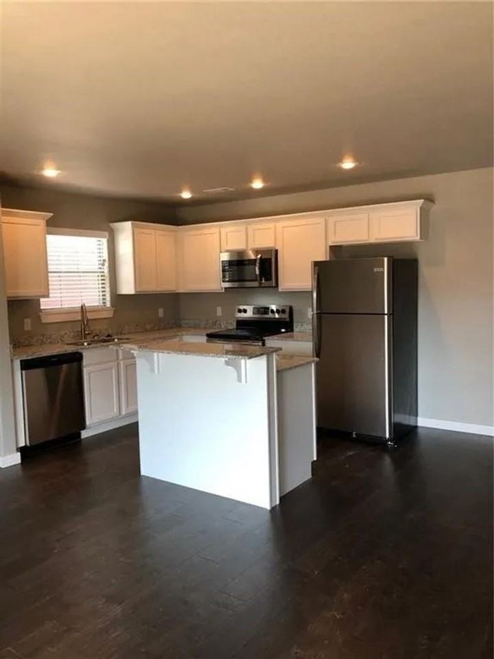 2802 W Blackstone Xing - Photo 4 of 13