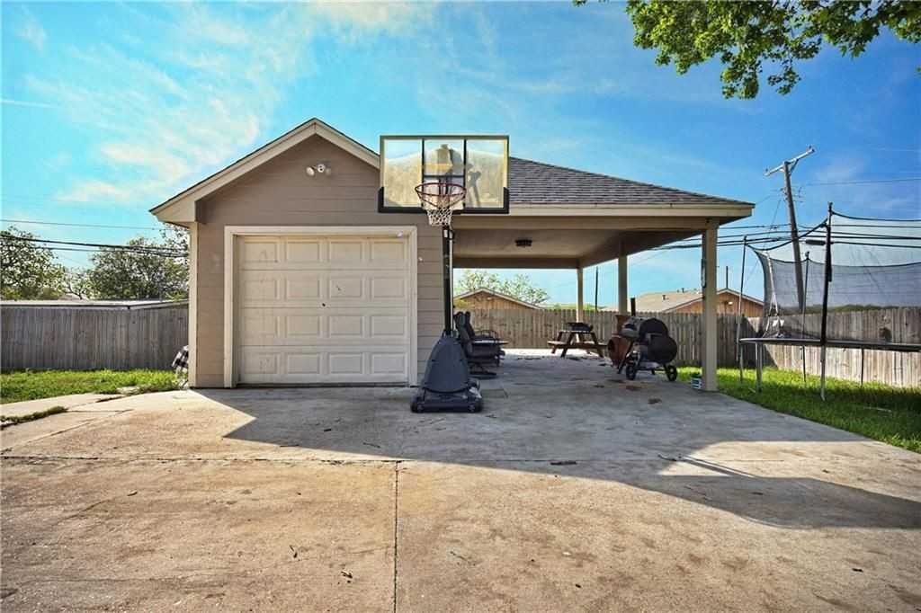 1873 Elizabeth St - Photo 2 of 3