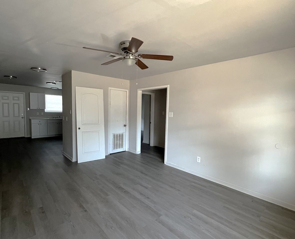 1601 University Parkway #27 - Photo 2 of 22