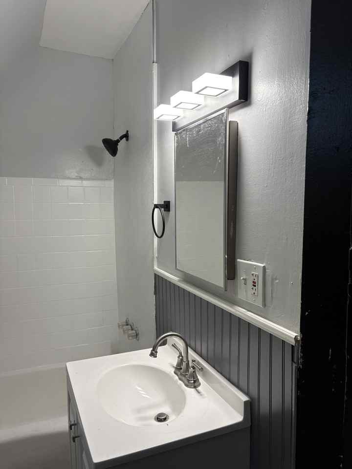 710 W Broad St - Photo 2 of 13