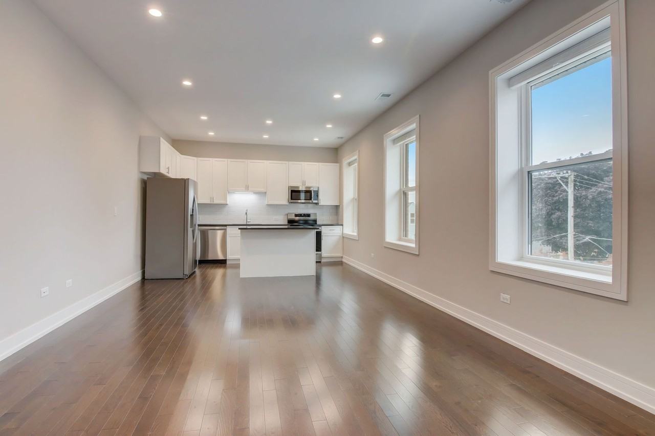 4927 N Claremont Ave - Photo 2 of 9