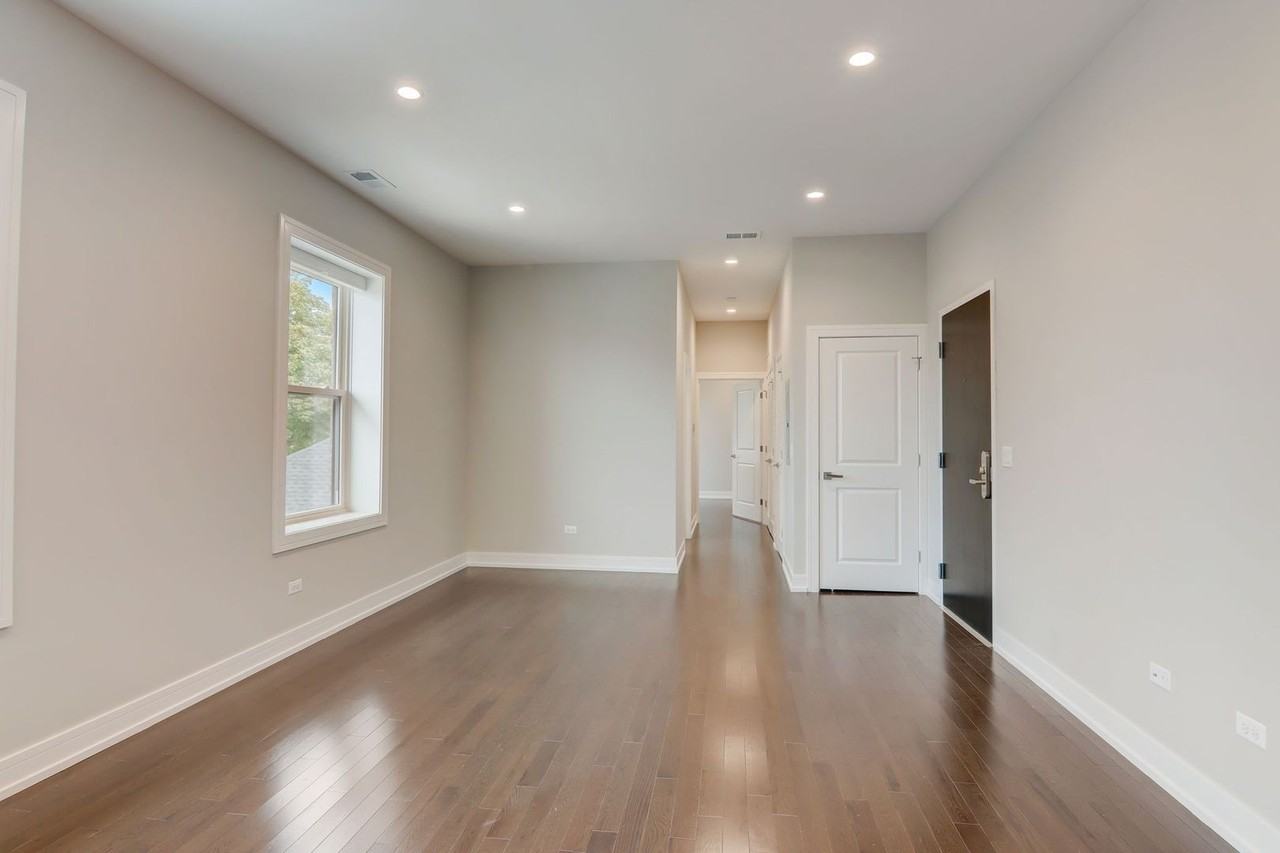 4927 N Claremont Ave - Photo 3 of 9