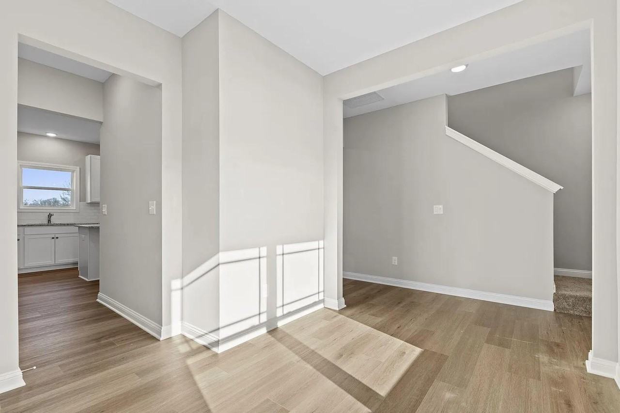 933 Camden Ct - Photo 5 of 12