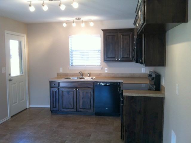 18033 Loring Ln - Photo 4 of 16