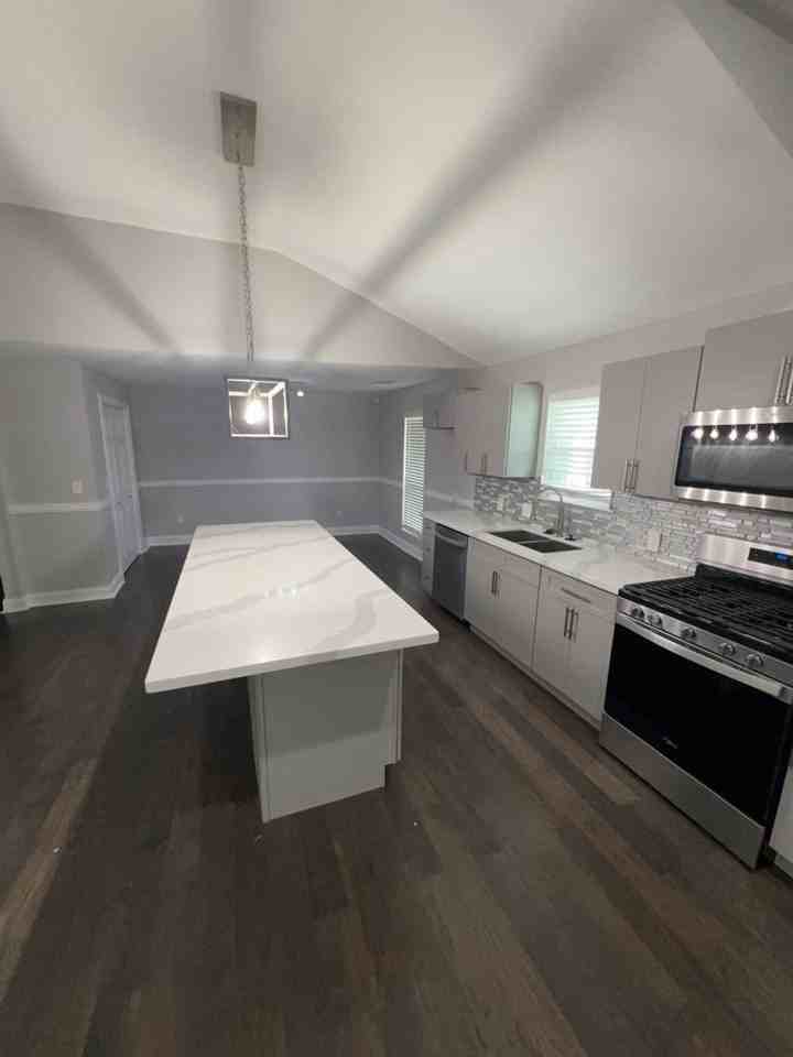 401 Walton St - Photo 5 of 20