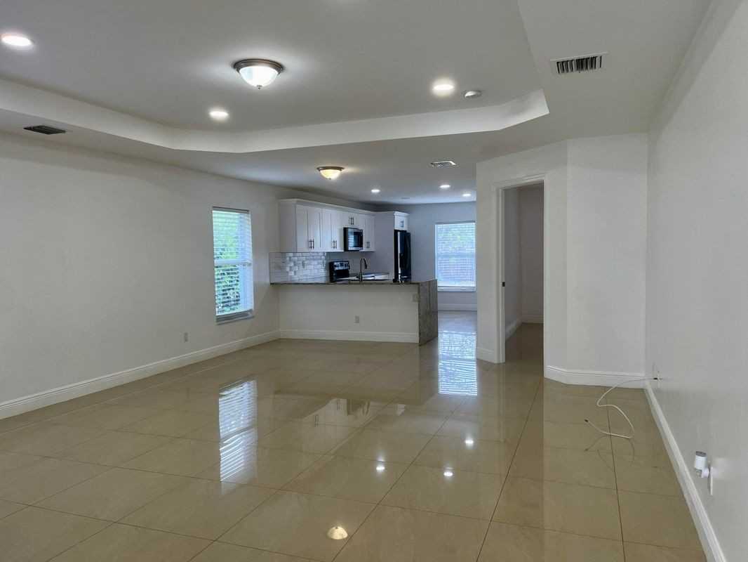 1432 S J St - Photo 3 of 11