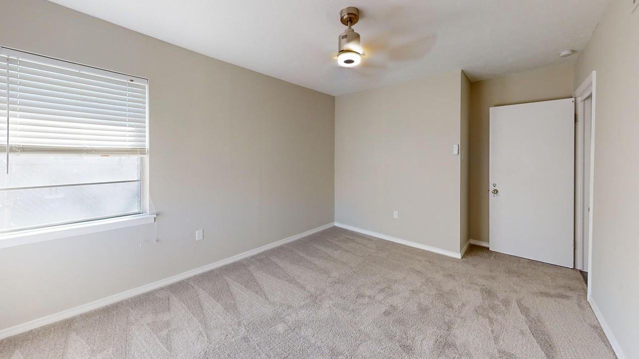 Beautiful Rowlett home with modern comfort and lakeside convenience - Photo 7 of 15