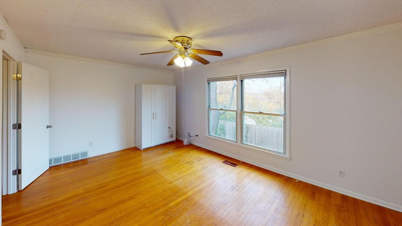 Inviting Kansas City home near Waldo with a spacious backyard - Photo 5 of 22