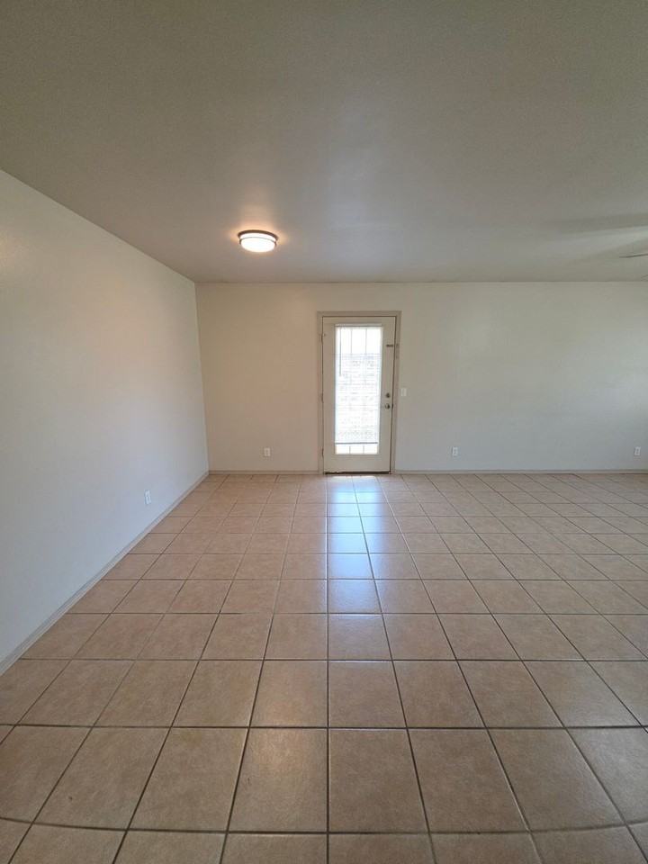 1006 N Greenwich Ave - Photo 3 of 29
